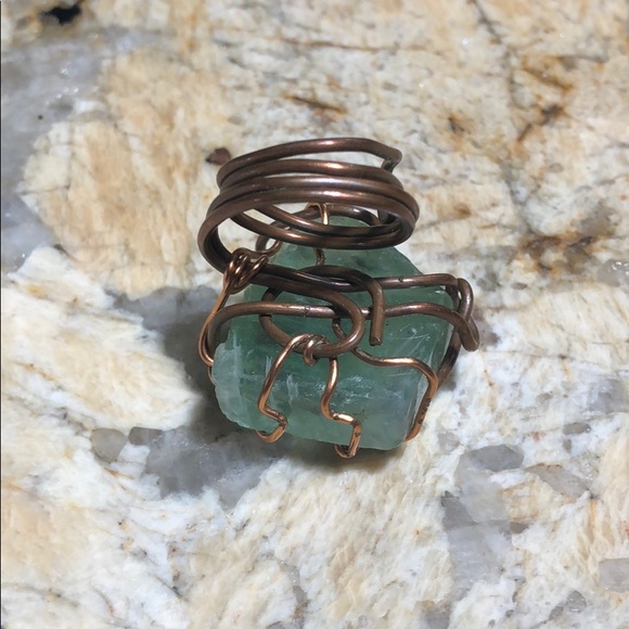 Handcrafted green stone caged wire ring - Picture 2 of 3